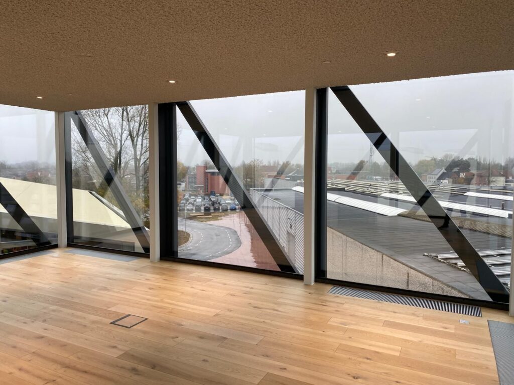 Project Sobinco - aluminium maatwerk over 3 verdiepingen (Zulte) – foto 4 – uitgevoerd door AMCP Metaalconstructies uit Menen