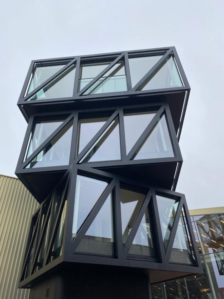 Project Sobinco - aluminium maatwerk over 3 verdiepingen (Zulte) – foto 2 – uitgevoerd door AMCP Metaalconstructies uit Menen